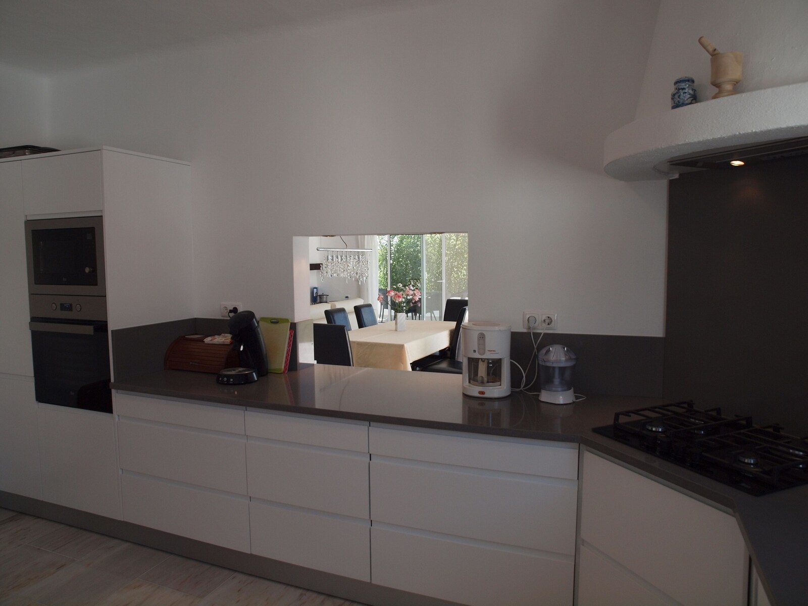 Blick von der Küche zum Wohn- und Esszimmer