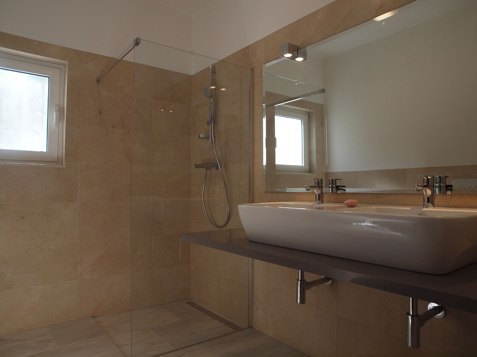 Modernes Badezimmer
